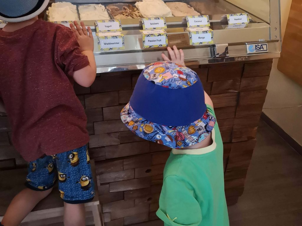 Mit einem Hocker können die Kids die Eissorten im Eiscafé Blackberries anschauen