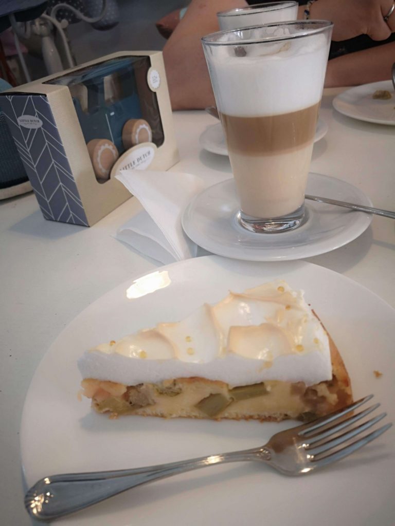 Hausgemachter Rhabarberkuchen und eine Latte Macciato im Laden-Café Sonnenschein in Kelkheim