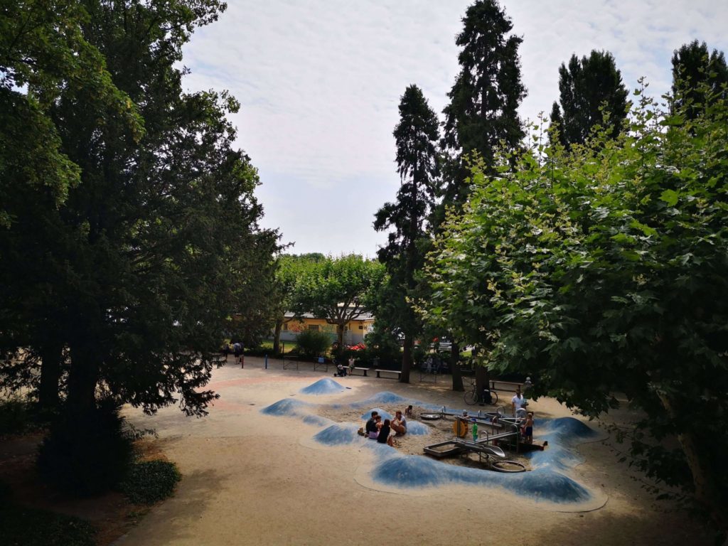 Der Spielplatz an der Untermainbrücke liegt direkt am Main