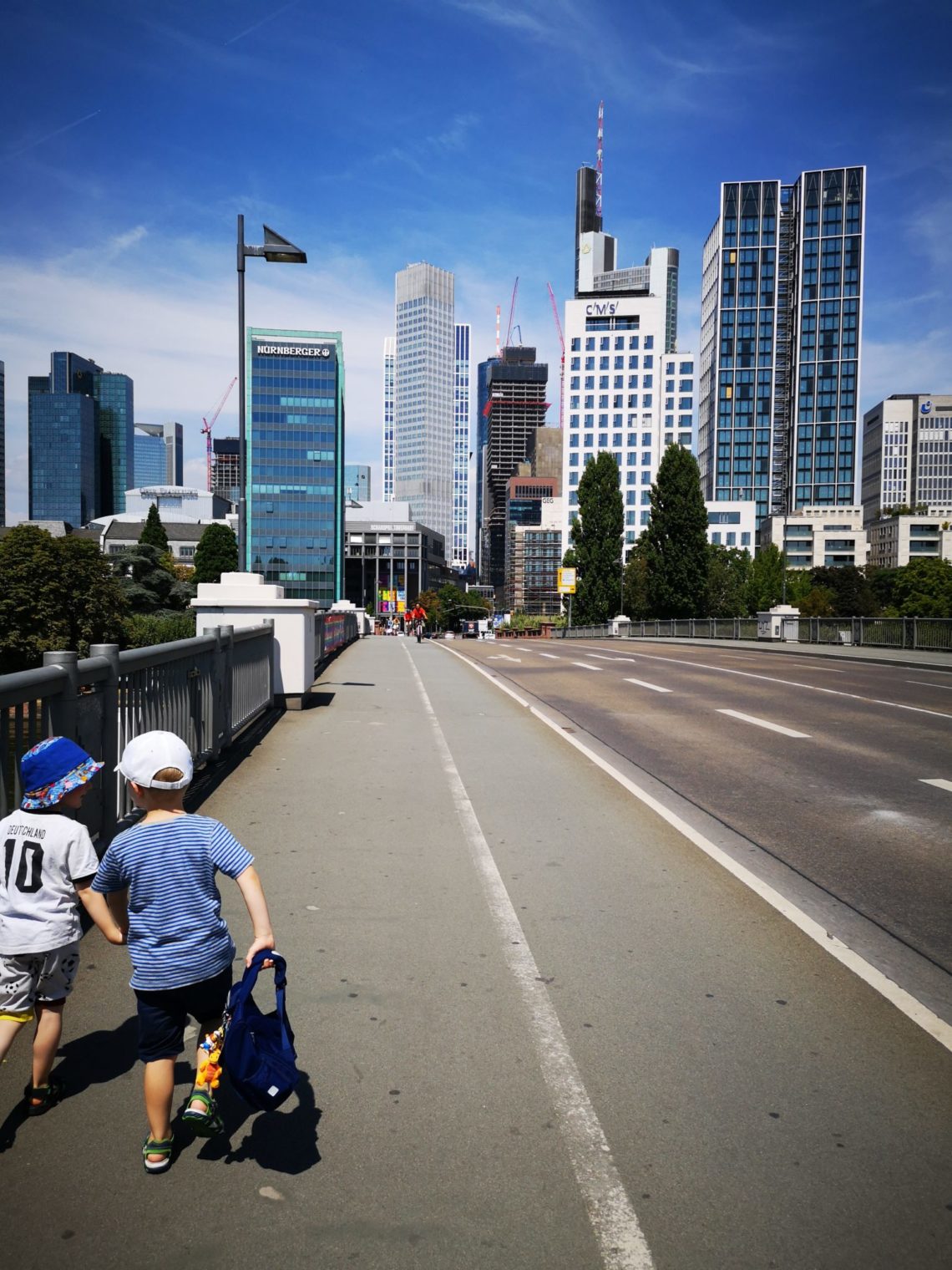 Hand in Hand gen Frankfurt Skyline