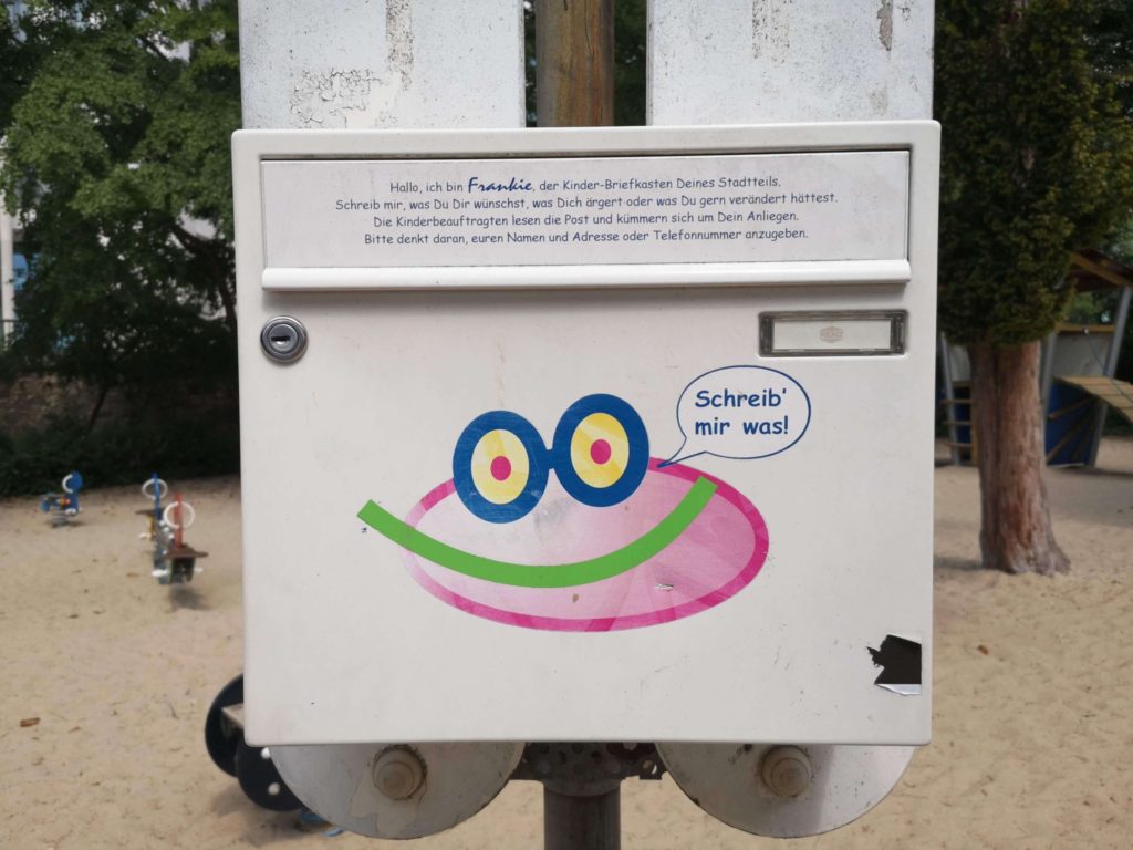 Kinderbriefkasten am Spielplatz an der Untermainbrücke - Frankfurt mit Kids