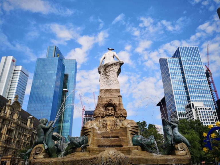 Schon der Weg zum Main ist herrlich: hier der Märchenbrunnen neben der Oper am Willy-Brand-Platz