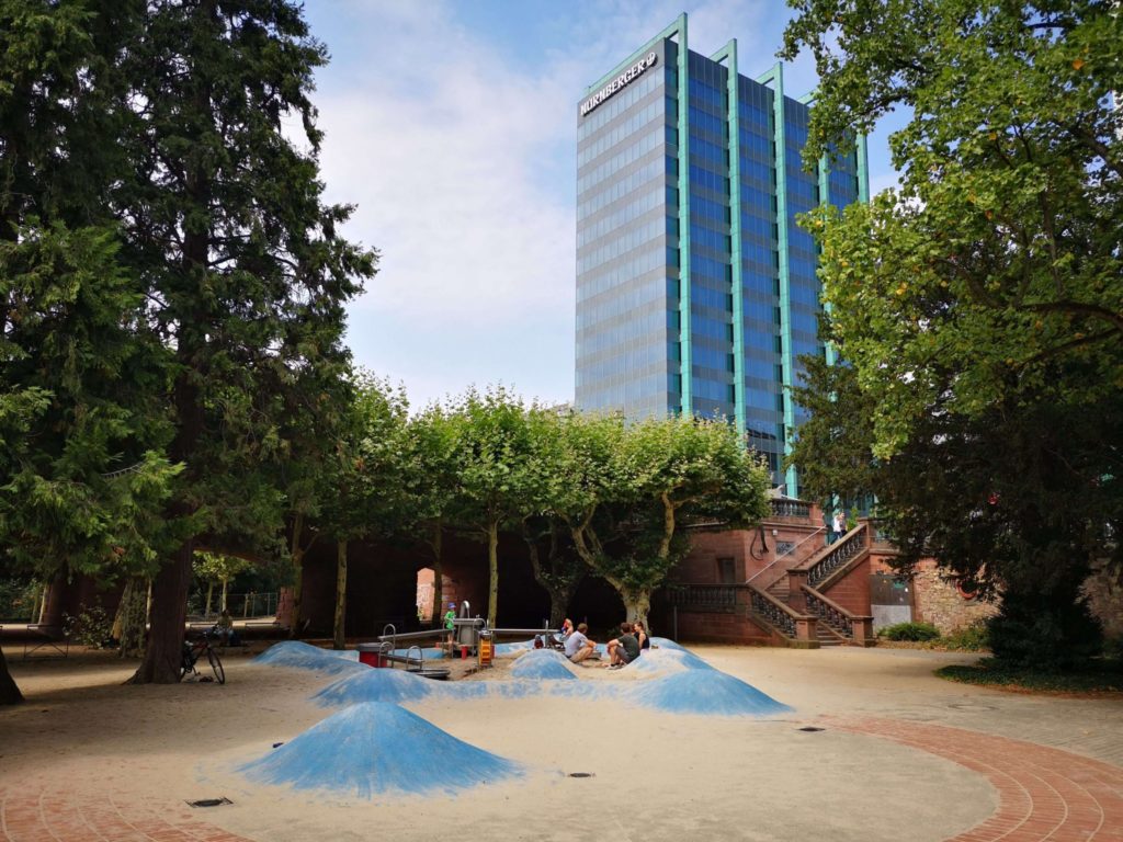 Wasserspielplatz mit Skyline-Blick