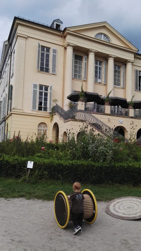 Viele Outdoor-Geräte für Kinder auf dem Außengelände des Schloss Freudenberg - Frankfurt mit Kids