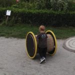 Viele Outdoor-Geräte für Kinder auf dem Außengelände des Schloss Freudenberg - Frankfurt mit Kids