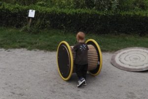 Viele Outdoor-Geräte für Kinder auf dem Außengelände des Schloss Freudenberg - Frankfurt mit Kids