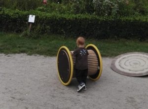 Viele Outdoor-Geräte für Kinder auf dem Außengelände des Schloss Freudenberg - Frankfurt mit Kids