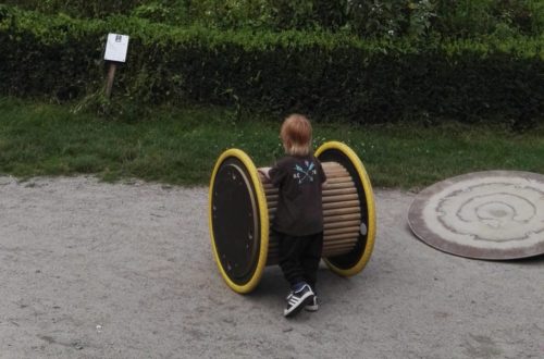 Viele Outdoor-Geräte für Kinder auf dem Außengelände des Schloss Freudenberg - Frankfurt mit Kids