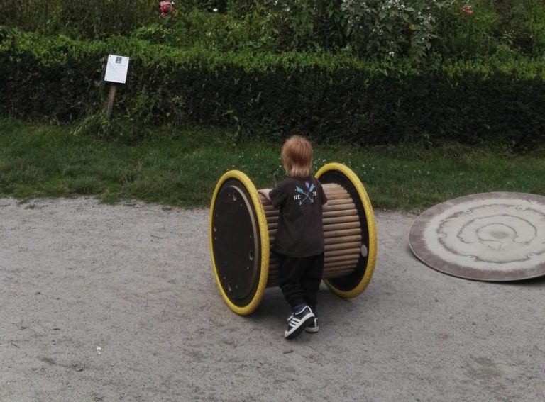 Viele Outdoor-Geräte für Kinder auf dem Außengelände des Schloss Freudenberg - Frankfurt mit Kids