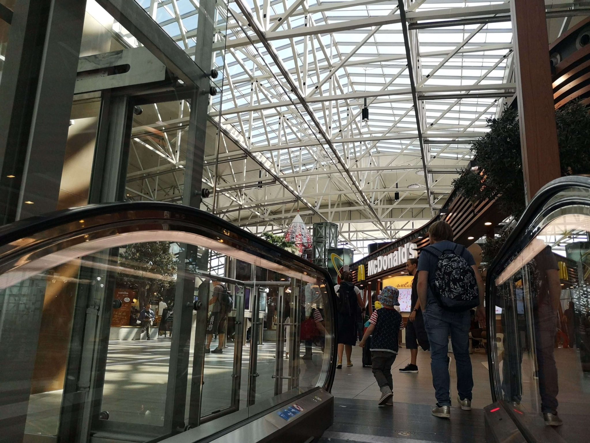 Viele Rolltreppen machen Laune am Flughafen Frankfurt - Frankfurt mit Kids