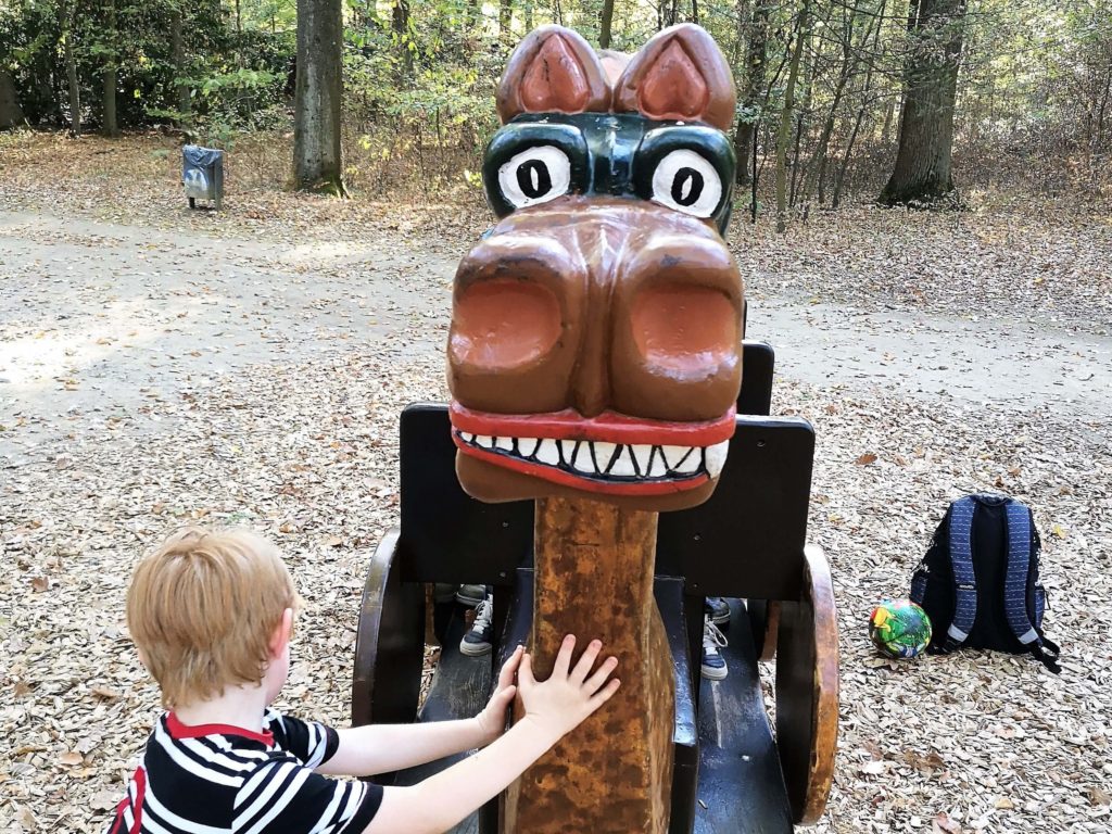 Die Wikingerschaukel war das Highlight auf dem Spielplatz im Waldspielpark - Frankfurt mit Kids