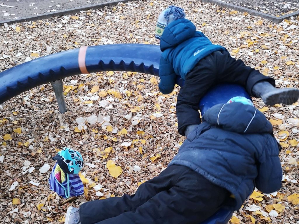 Das Karussell auf dem Spielplatz am Solmspark ist ein riesen Spaß