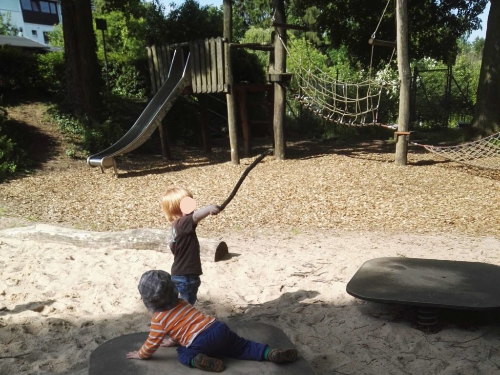 Sandkasten und Wackelbretter sind sehr beliebt bei meinen Kids