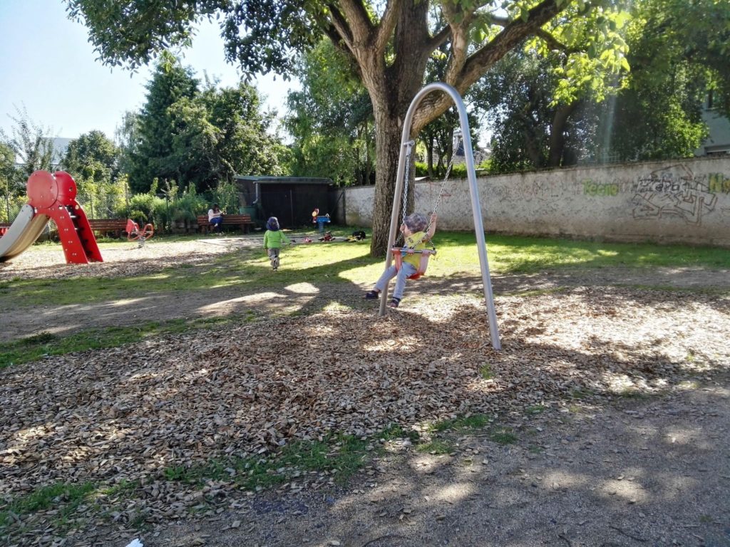 Der Kleinkind-Spielplatz am Camillo-Sitte-Weg hat eine tolle Baby-Schaukel