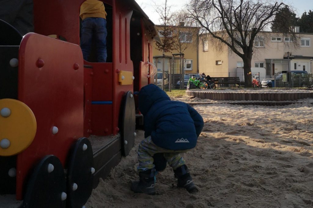 Die Bahn ist zurück auf dem Spielplatz im Camillo-Sitte-Weg Praunheim