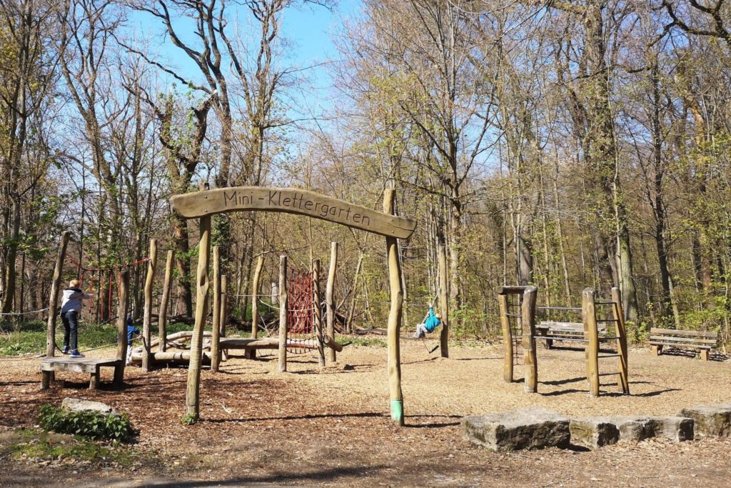 Ein Kletter-Spielplatz für die Kleinen auf dem Neroberg in Wiesbaden