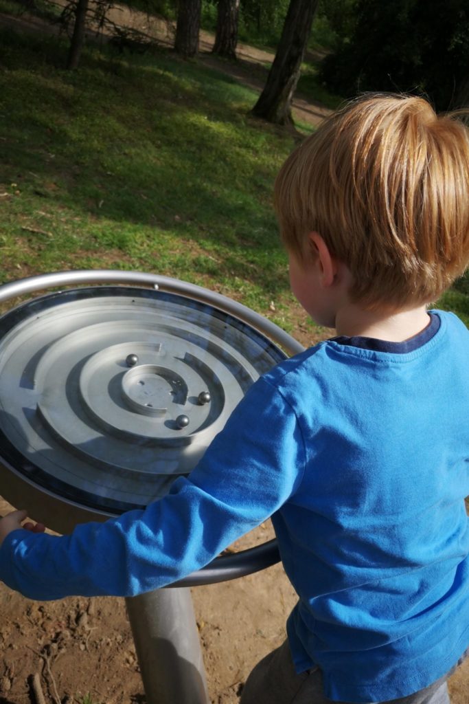 Kugelspiel am Waldspielplatz im Braunshardter Tännchen