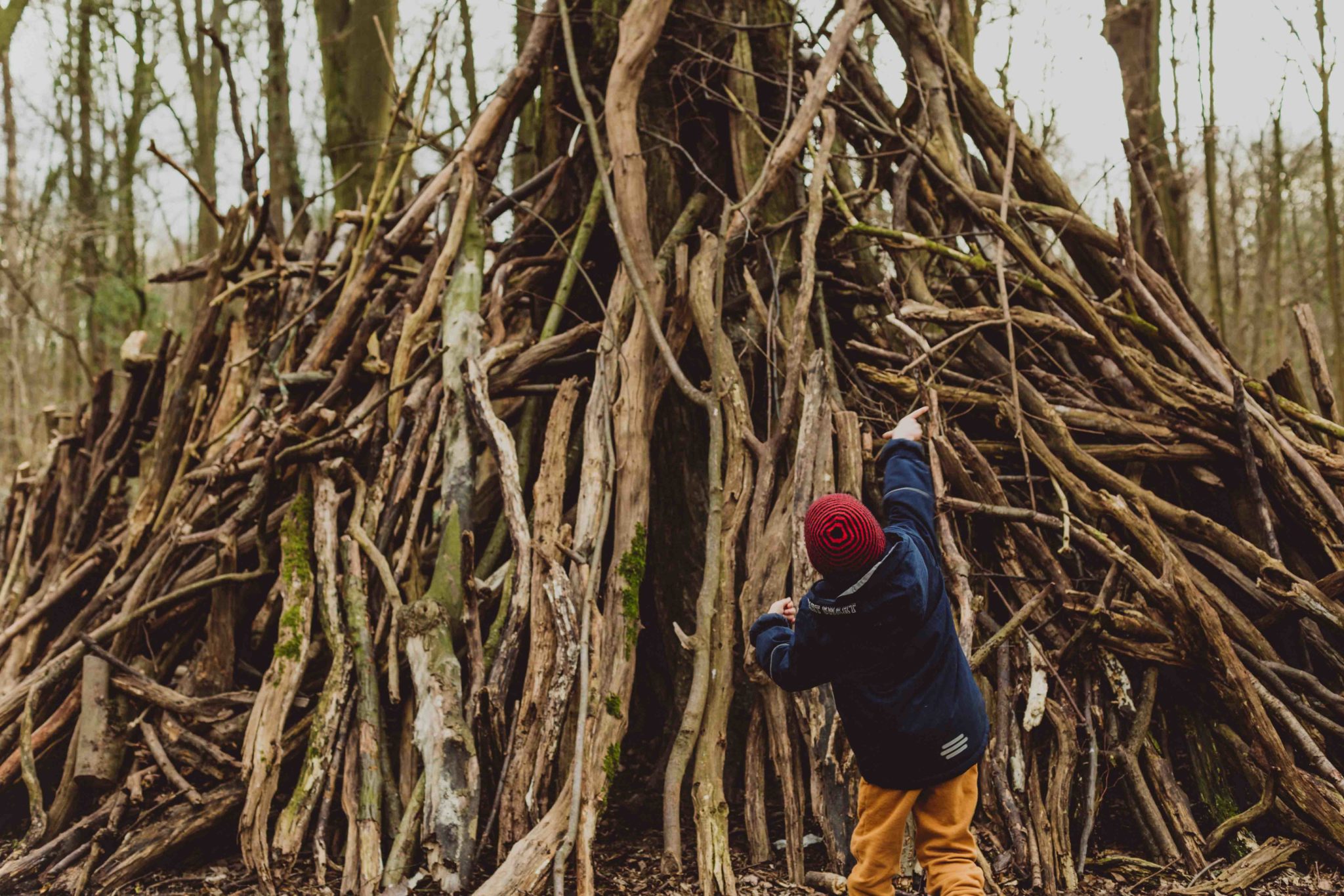 Kind vor Holzzelt im Ginnheimer Wäldchen