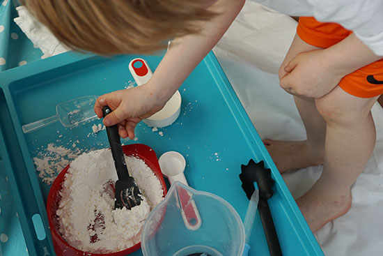 Experimentieren im Familienraum Hofheim