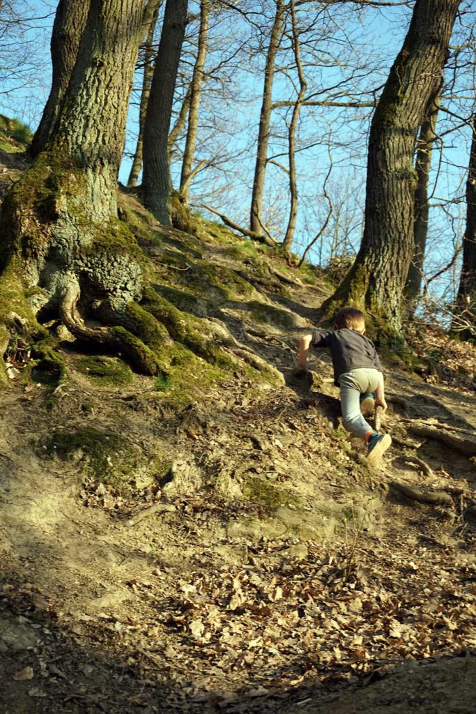Kind klettert