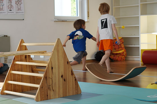 Kinder spielen im gemieteten Familienraum in Hofheim