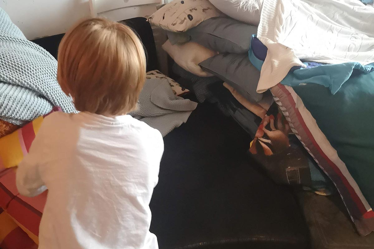Kinder bauen eine Höhle aus Decken