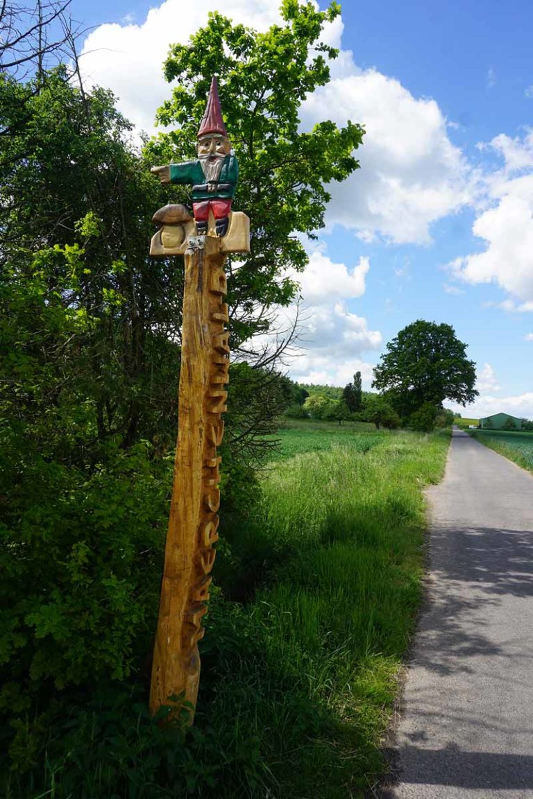 Wegweiser zum Düdelsheimer Märchenpfad