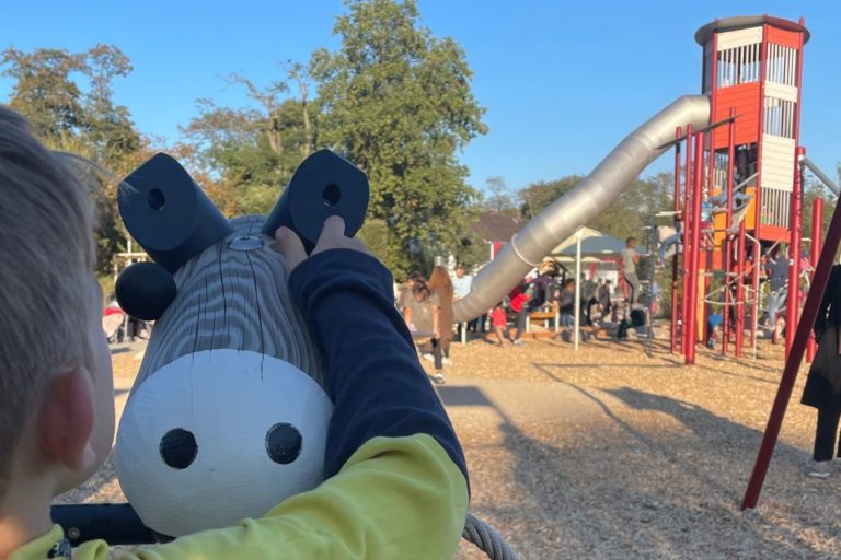 Kind am Spielplatz im Rennbahnpark in Frankfurt