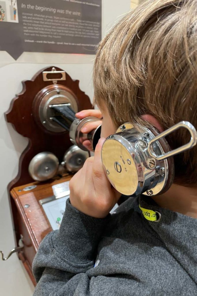 Telefonieren im Museum für Kommunikation in Frankfurt