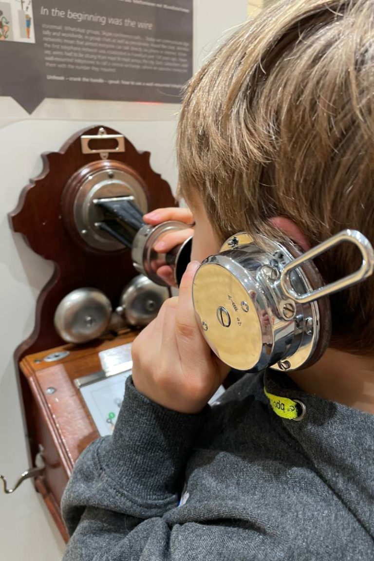 Telefonieren im Museum für Kommunikation in Frankfurt