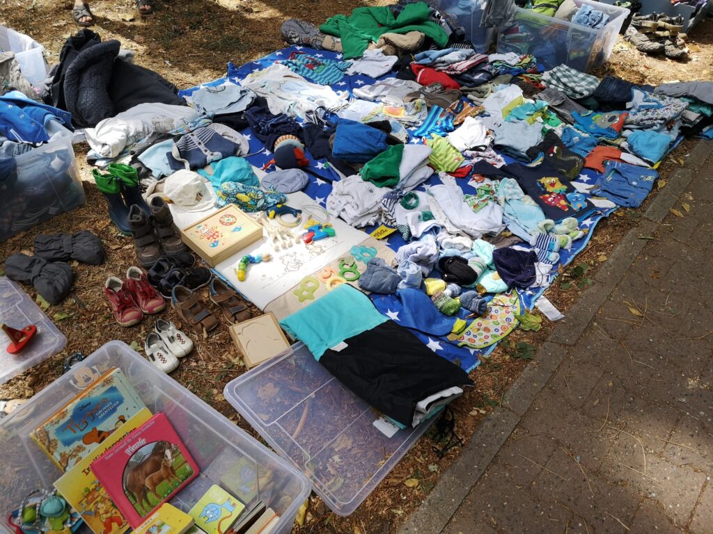 Spielsachen und Kinderkleidung auf einem Kinderflohmarkt in Frankfurt