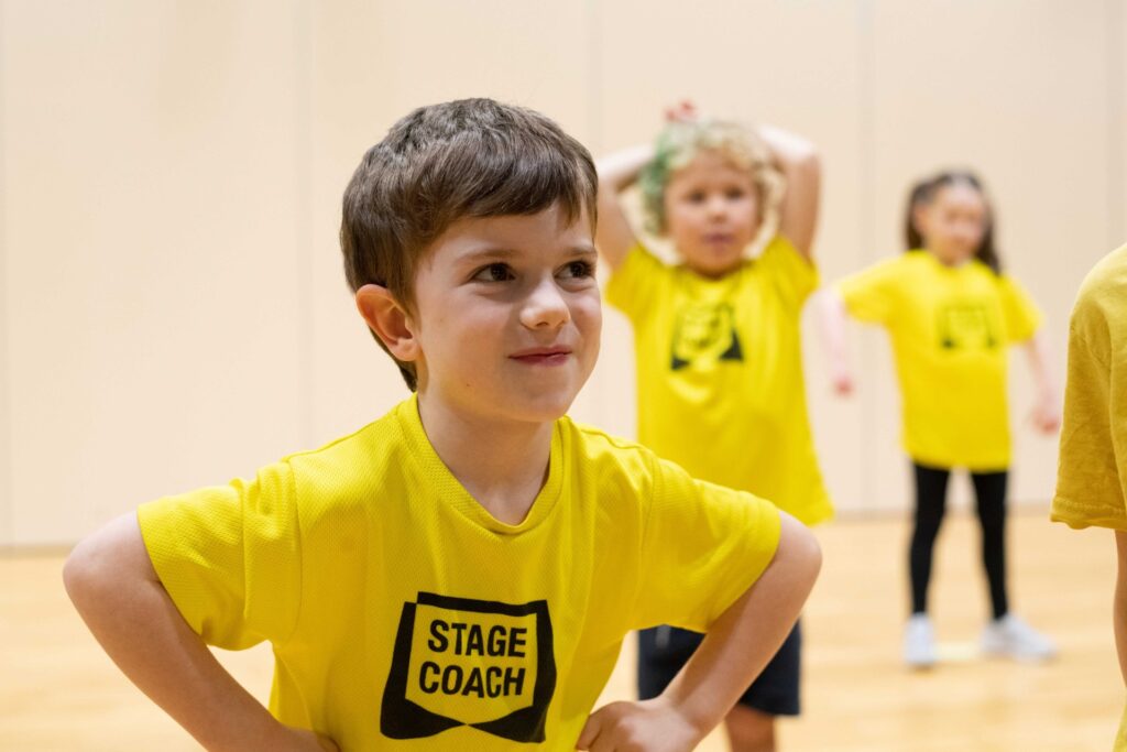 Ein Kind performt bei Stagecoach Dreieich